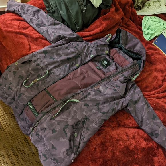 Obermeyer women's Celestia insulated magnetic camo ski jacket - Picture 6 of 6